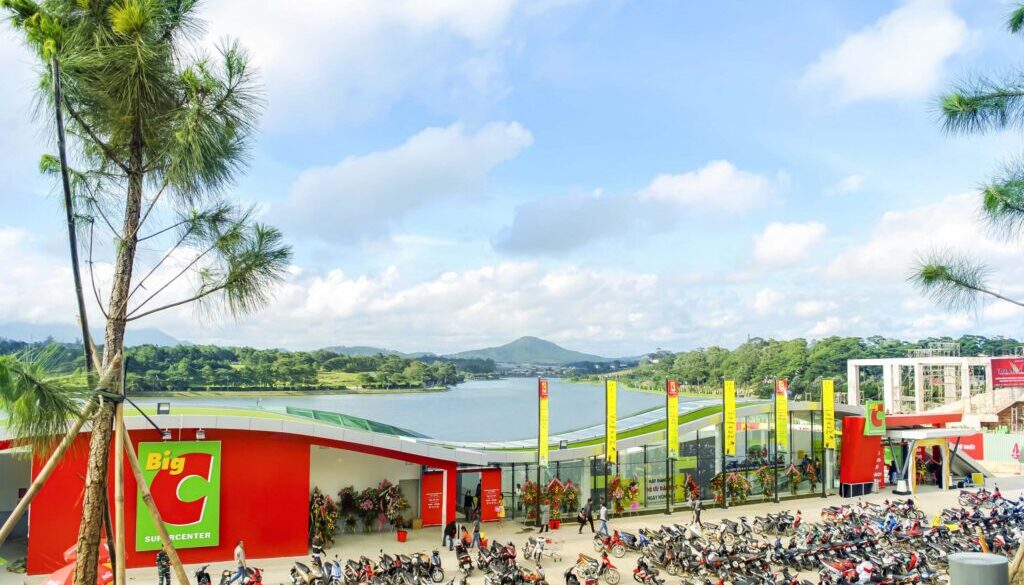 Big C Đà Lạt : le centre commercial enterré sous une colline, avec géothermie et puits de lumière