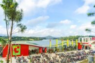 Big C Đà Lạt : le centre commercial enterré sous une colline, avec géothermie et puits de lumière Big C Đà Lạt : le centre commercial enterré sous une colline, avec géothermie et puits de lumière